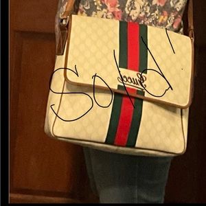 Gucci messenger bag/crossbody.. new condition!